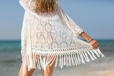 海滩上的年轻美女