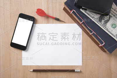 空白智能手机与纸笔记和铅笔在木桌上准备输入文本。