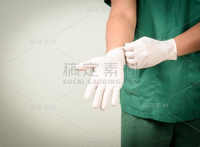 医生拿着医疗