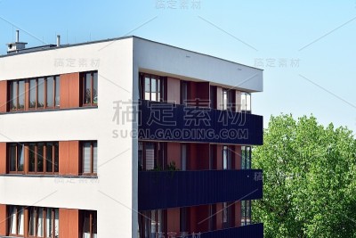当代住宅建筑在日光下的外观