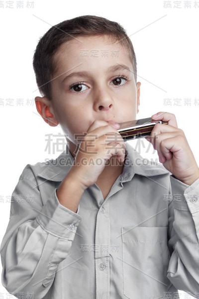 孩子玩口琴