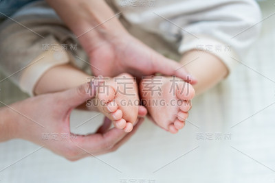 靠近睡着的婴儿的脚