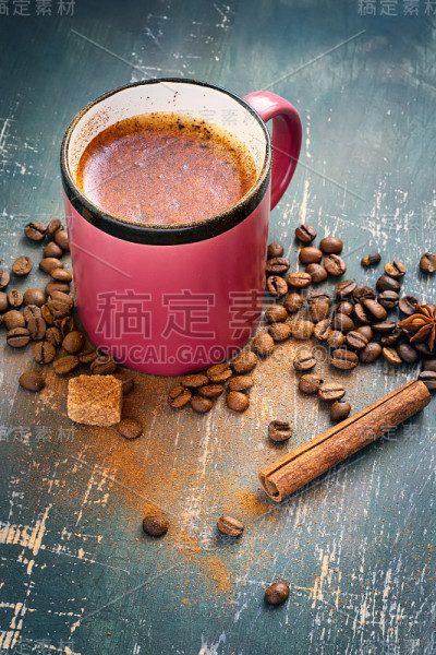 热咖啡与肉桂在古老的背景。