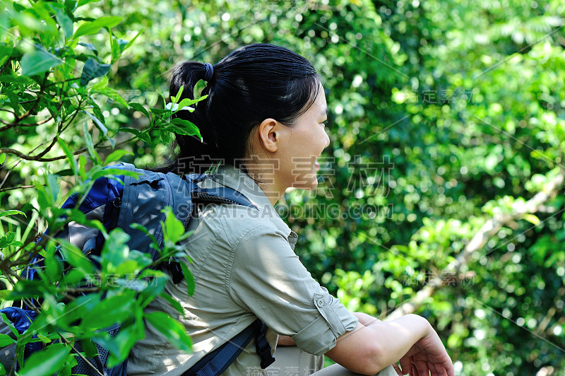 女人徒步旅行者休息