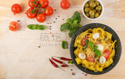 黄色意大利面，宽面条或干面条