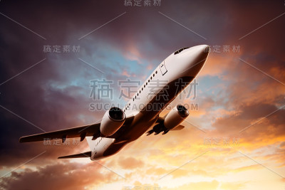 日落时飞机在天空中