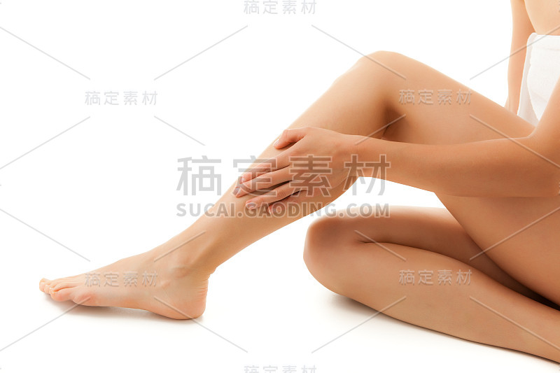 白底上的苗条女人