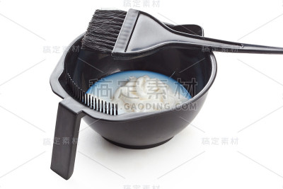 碗与过氧化氢和刷