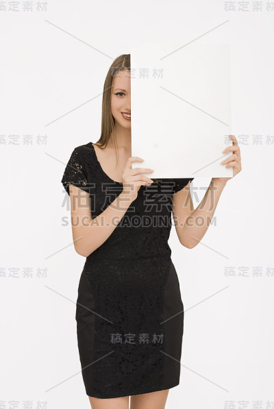 快乐的女人拿着白纸