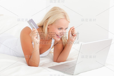 快乐的女人在网上购物