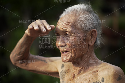 纹身凯伦的男人