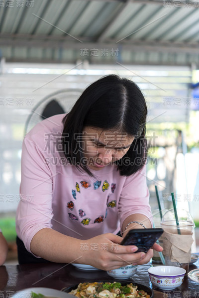 女人食物摄影分享食物