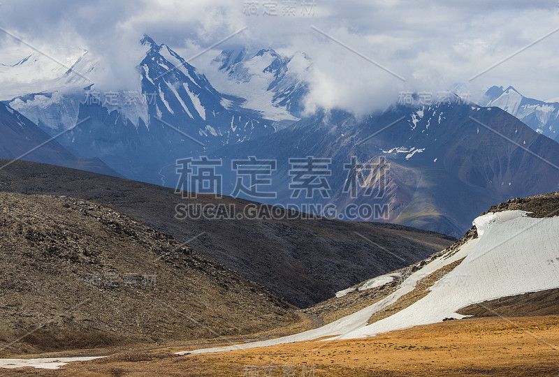 山在云中，光在山谷中