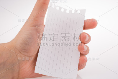 手里拿着一张纸