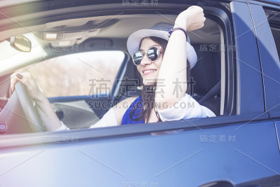 快乐的年轻女子公路旅行