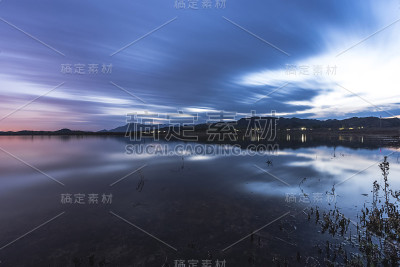 中国密云山地区的湖泊日落。