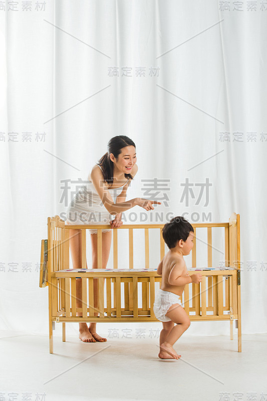 妈妈陪宝宝玩