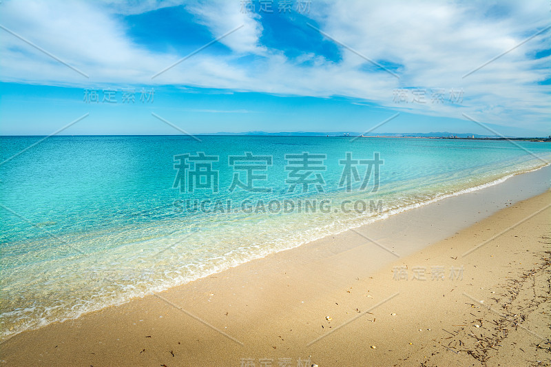 圣富姆海岸的金色沙滩