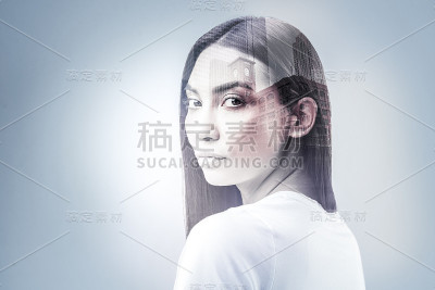 快乐的黑发女人正在想着她的房子