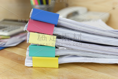 工作办公室桌上的商业报告文件档案的文件夹和堆叠