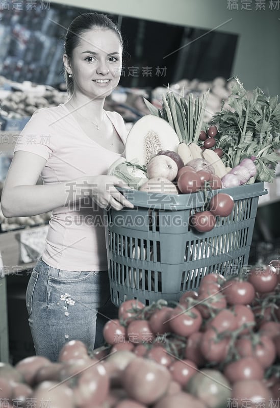 拿着篮子的女人在商店里买蔬菜