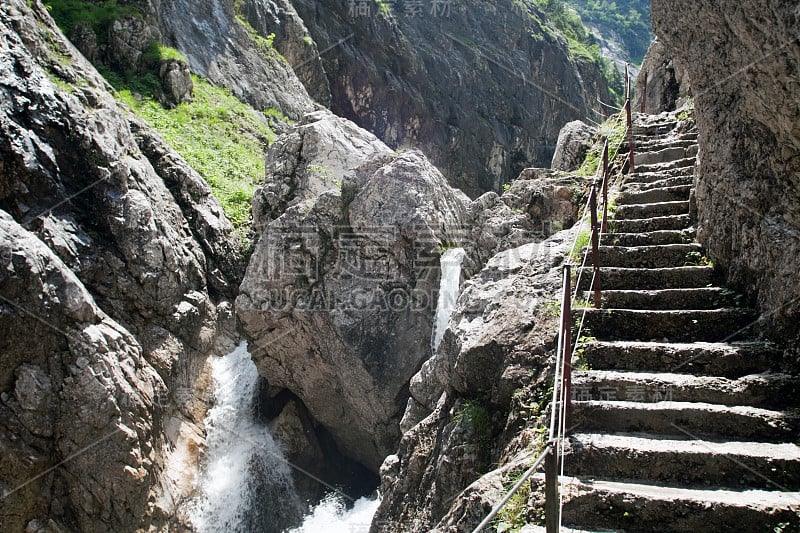 Höllental峡谷的石阶通往祖格斯匹兹山