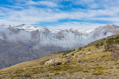 西班牙内华达山脉的两座山峰。