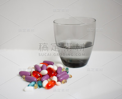 药和一杯水