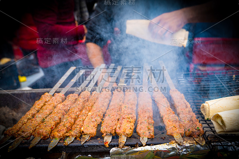 烤肉串或烤肉串的金属串烧烤和余烬在烤肉串餐厅。毫不留情的烧烤烤肉串。传统的土耳其阿达纳烤肉串和熔岩