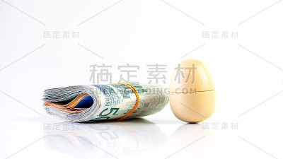 木制蛋复制品和马来西亚林吉特50货币纸币