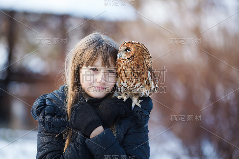 可爱的女孩和小猫头鹰