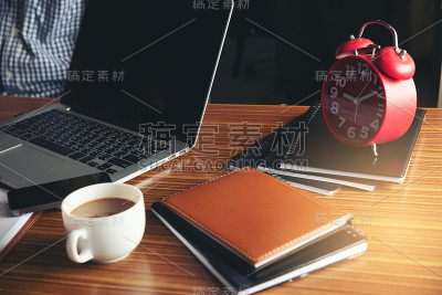 商务电脑办公桌上有台式机、笔记本、时钟、笔和年度、总结报告、文件和纸张，在家办公空间。商务行政办公室