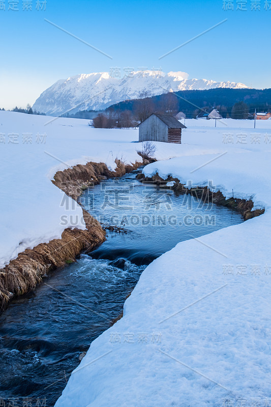 弯弯曲曲的小溪在格林明山的雪地里蜿蜒流过