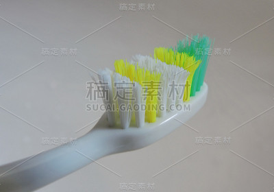 黄色，绿色和白色的牙刷