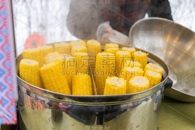 用金属锅煮玉米，素食主义的理念。