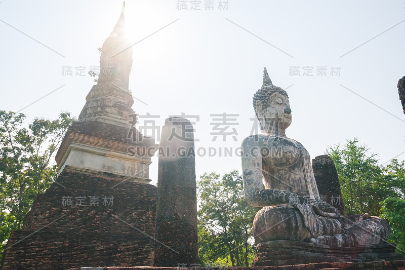 素可泰历史公园里的佛像和寺庙遗址，