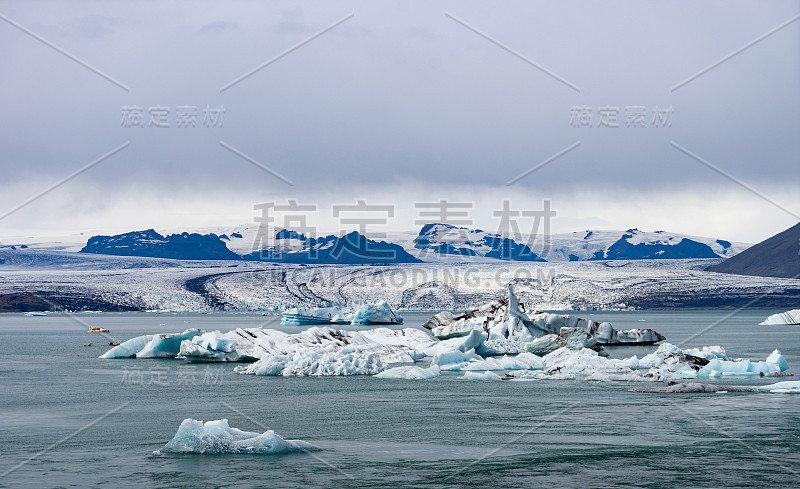 冰岛Jokulsarlon冰川泻湖中的漂浮冰山