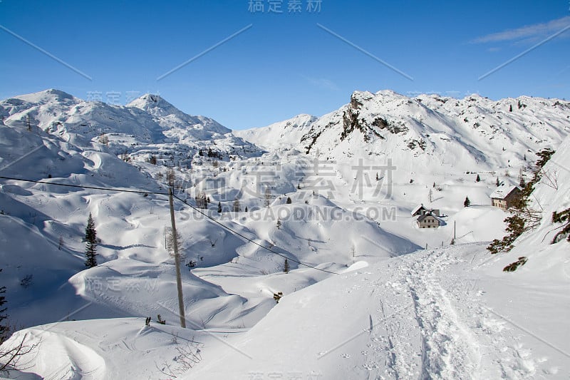 高山小屋覆盖着积雪，Komna高原