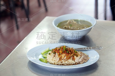清蒸鸡白饭，(海南鸡白饭)配辣酱和汤，泰国菜食谱。