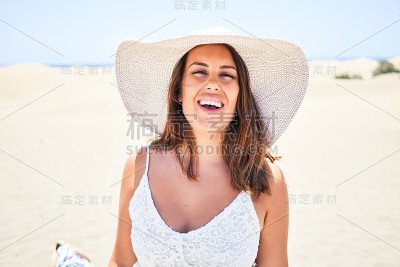 年轻美丽的女人微笑愉快地享受夏天在马斯帕洛马斯沙丘海滩