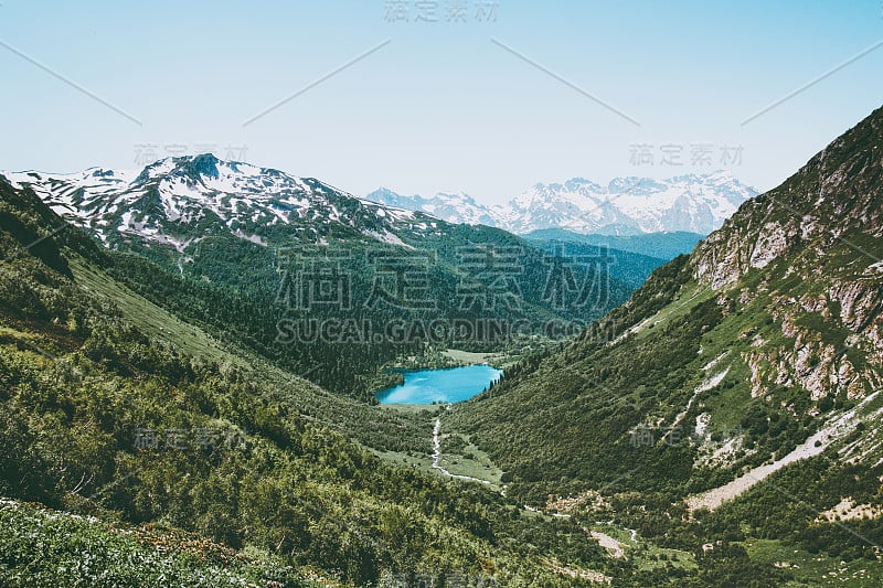 蓝湖山景观旅游鸟瞰图夏季风景野生自然