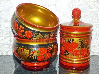明亮的木制厨房用具。khokhroma是十七世纪俄罗斯古老的民间工艺。Khokhloma的传统元素是