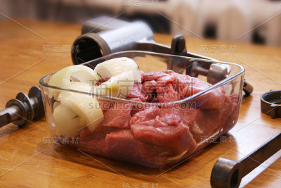 新鲜的肉和洋葱一起变成绞肉机。