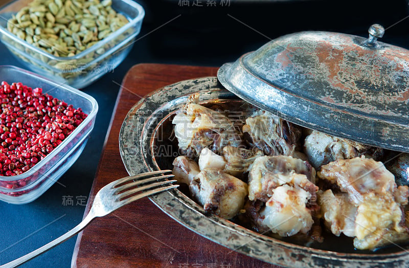 土耳其传统的雅尼肉和炖肉，在木材背景。