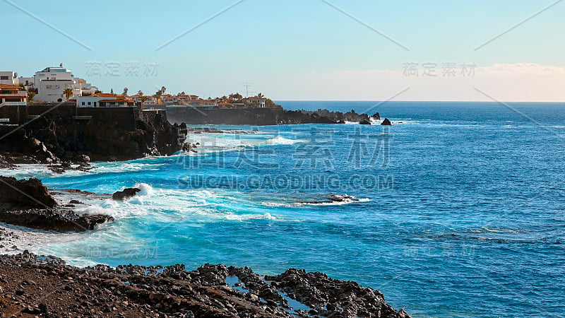 海滨度假胜地。夏日的大海，浪花飞溅。旅游、旅游、度假。