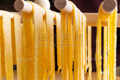 干燥全谷物手工制作的意大利面