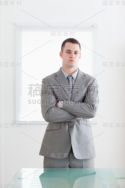 双臂交叉的商人