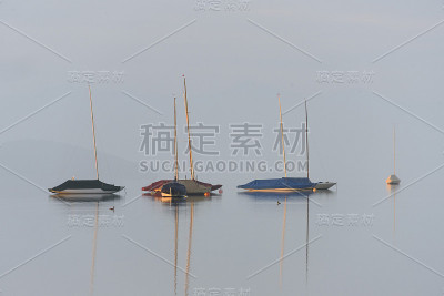 清晨，许多帆船在斯达恩伯格湖上航行