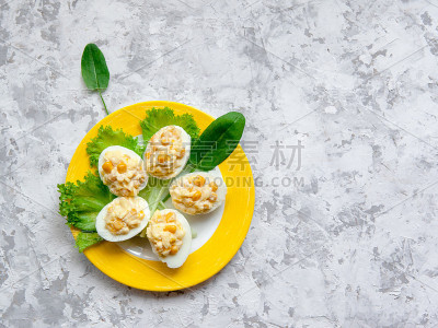 黄盘子里塞满了奶酪和玉米的鸡蛋。