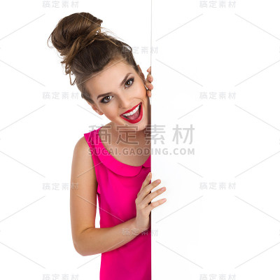 呐喊的女孩在白旗后面
